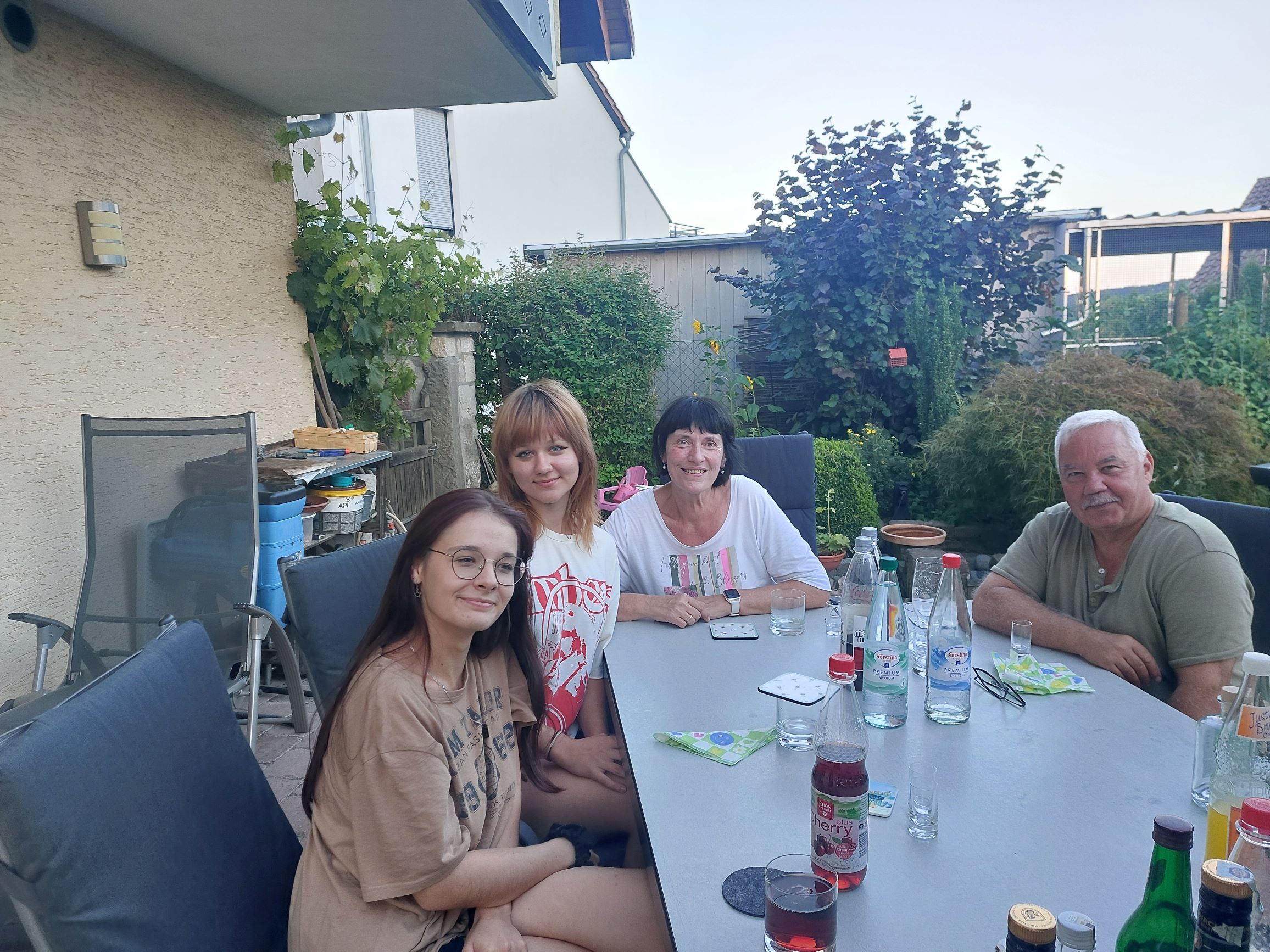 Hanna und Julia mit ihren Gasteltern